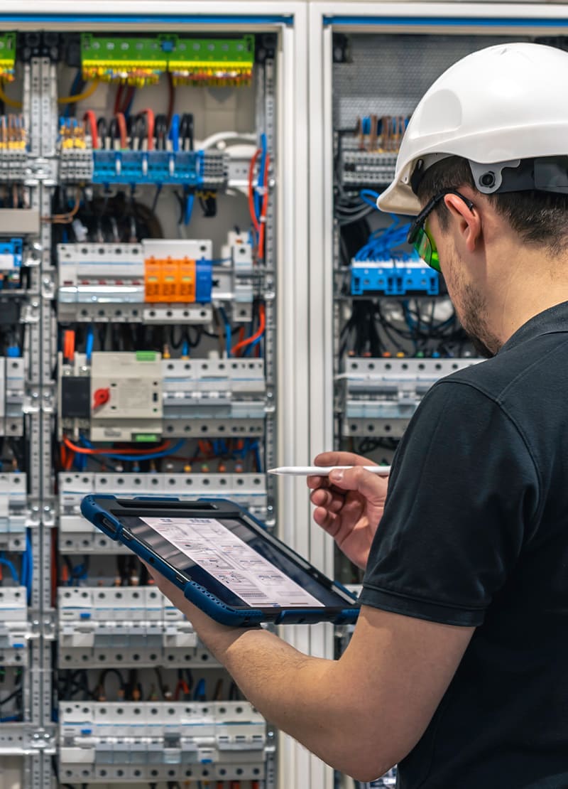Engineer-programming-PLC-cabinet