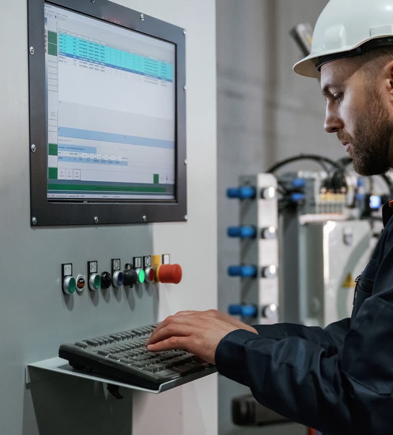 Industrial-engineer-with-HMI-screen